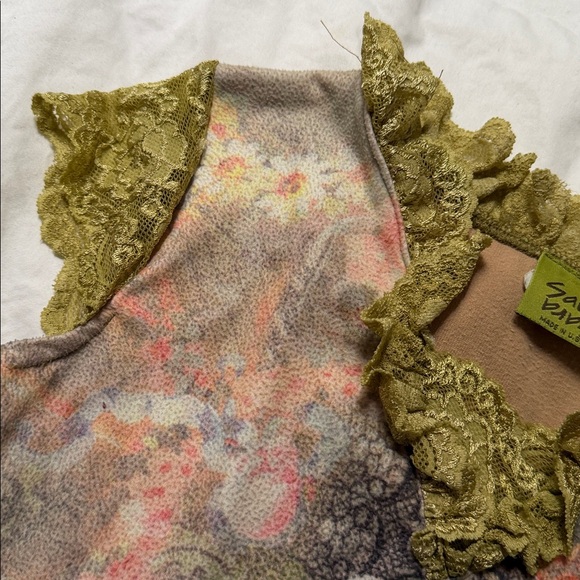 Sara Gold Lace Detail Top - Picture 3 of 5